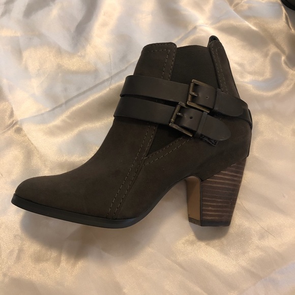 NWOT! Crown Vintage taupe booties, 7.5 - Picture 2 of 8